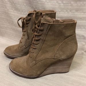 Lucky Brand Yelloh Suede Wedge Bootie Lace-Up EUC